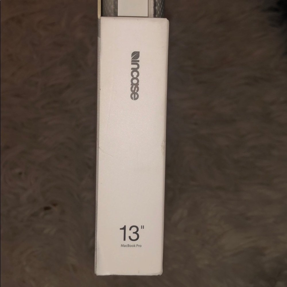 Macbook Pro 13” Incase - Picture 3 of 3